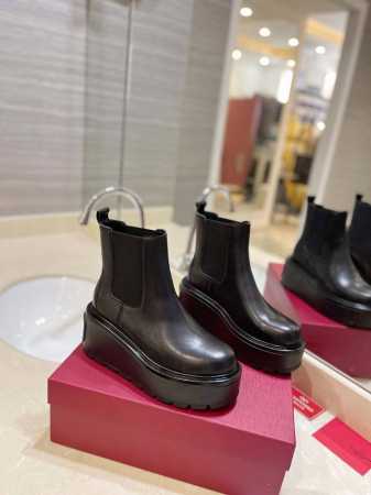 出厂价 VALENTINO GARAVANI UNIQUEFORM小牛皮防水台踝靴 -0.8x0.8厘米金属工艺效果处理铆钉 - 橡胶鞋底，背面装饰VLOGO - 点击图像关闭