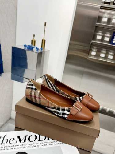 冲量价: 巴宝利Burberry 经典格纹平底鞋 迄今为止最不挑人最不限年龄的一款鞋子 谁穿都好看别小瞧布面的成本 我们的鞋面采用三层贴布工艺 单外层格纹进口纤