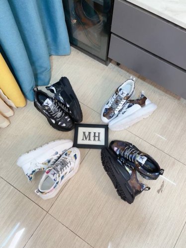 出厂价p Lv 男鞋高端品牌 官网1 1最新力作 鞋面采用意大利进口头层牛皮搭配特殊材料全真皮内里制作 让行走更加便捷舒适 独家新款 惊世之作 打造时尚个性衬托