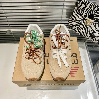 出厂 Miumiu X New Balance574联名款Nb运动鞋Miu家大秀上爆出的这双与New Balance 新百伦574联名款运动球鞋后 全球各大代购