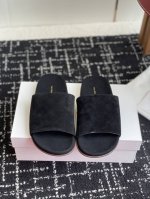 代购级 the Row 25Ss 居家休闲 网红同款沙滩平底百搭拖鞋 春夏值得入手的简约单品简单的风格却自带高级气场的拖鞋 日常度假都是必不可少 随便搭配一下都