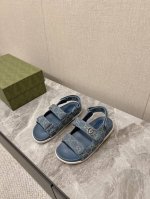 男装10 Gucci~~情侣款沙滩凉鞋~~经典老花布凉鞋 百搭M多裙子 裤子，网红搭配不同颜色袜子穿也超级洋气 Gucci经典老花布面 烫钻面 Tpu防滑大底