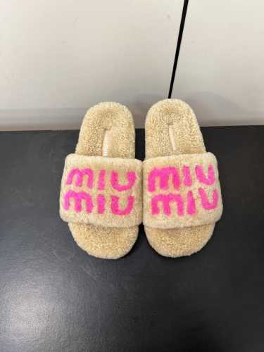 miumiu缪缪毛毛拖2024秋冬新款毛毛拖鞋Miu Miu秋冬新季的潮流要素，与此刻挚爱的概念，多元对撞，传达现代风格~ 怎么穿都好看今夏时髦精最爱 看起来不