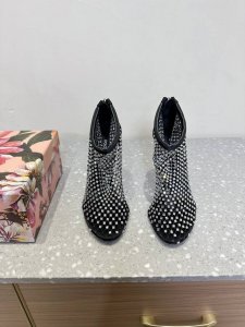 dolce & Gabbana 古典与现代碰撞出的意式浪漫美学 线条，版型，看得到的高级感，非市场通货比，秀场直击，同步更新 的设计总是结合古典主义与现代风格