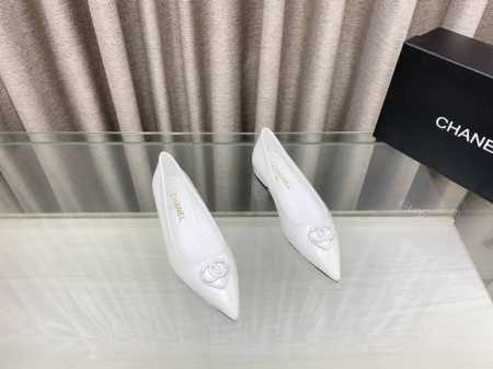 25Ss春夏新款Chane*小香尖头平底单鞋 凉拖鞋经典双C融入爱心扣饰，尖头设计真不多见，俏皮中又有点轻熟的高级，穿起来减龄又有气质！鞋面：小羊皮 麂皮内里： - 点击图像关闭