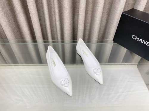 25Ss春夏新款Chane*小香尖头平底单鞋 凉拖鞋经典双C融入爱心扣饰，尖头设计真不多见，俏皮中又有点轻熟的高级，穿起来减龄又有气质！鞋面：小羊皮 麂皮内里：
