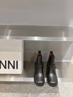 Ganni 24 AW #顶级版本 复古风多了一丝野性 自带狂野的雅痞风和潇洒的气质 鞋型完美修饰腿型 随意搭配都简洁飒爽干练 鞋面：定制进口牛皮 内里：定制进