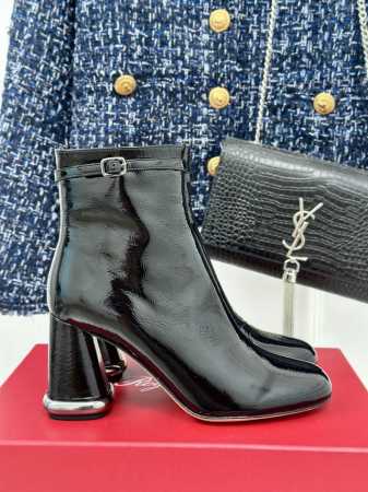 厂价 Roger Vivier｜Rv经典秋冬 粗跟短靴系列 鞋面采用原厂皱漆牛皮 内里垫脚混种羊皮 意大利进口牛皮大底 Size：35-39 40定制 - 点击图像关闭