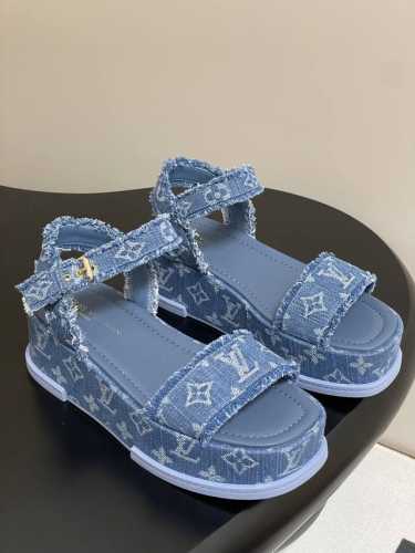 25Ss春夏新款Louis Vuiteeon Lv Maya Flatform 凉鞋防水台厚底凉鞋 本款 Maya Flatform凉鞋选用光滑牛皮革 丹宁牛仔