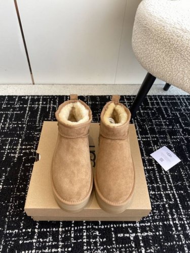 代购级 UGG 新款mini厚底毛毛雪地靴 被Bella、Gigi种草的一款，火的爆炸 搭配一双堆堆袜，又高级又时髦，纯纯的美式穿搭，厚底尽显大长腿！ 隆丰厚实