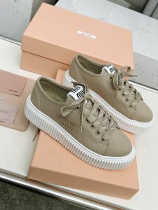 miumiu25年新款 厚底饼干鞋 最新走秀款，经典升级 舒适度与时髦度并存 每个颜色搭配都好看，设计搭配不同风格需求 鞋面：原版定制布 内里: 原版定制羊皮内
