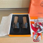 女鞋 女装 HermèS 包装升级，版型做工材料升级。 Hermes纯手工鞋女鞋 女装 女鞋 女装 产品爱马仕拖鞋 早春新款原版一样， 师傅级纯手工打造 ！高端