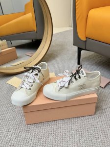 miumiu 缪缪25春夏新款美式复古风饼干鞋休闲帆布鞋双鞋带布鞋皮鞋 颜值担当火爆双鞋带布鞋 不得不入的一款～简约高级 随意搭配上脚非常舒适，年度必入款！春夏