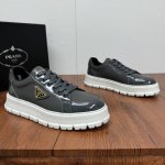 顶级版本Prada 普拉达 Prada新款板鞋来袭！两面开边珠拼接小牛皮鞋面 ，经典金色三角标点缀鞋面，皮料质感满满，彰显独特品味。鞋面材质挺括，光泽度绝佳，无