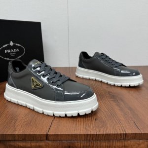 顶级版本Prada 普拉达 Prada新款板鞋来袭！两面开边珠拼接小牛皮鞋面 ，经典金色三角标点缀鞋面，皮料质感满满，彰显独特品味。鞋面材质挺括，光泽度绝佳，无