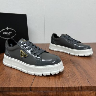 顶级版本Prada 普拉达 Prada新款板鞋来袭！两面开边珠拼接小牛皮鞋面 ，经典金色三角标点缀鞋面，皮料质感满满，彰显独特品味。鞋面材质挺括，光泽度绝佳，无