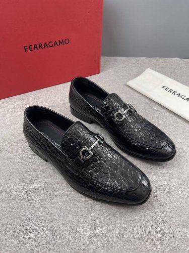 Ferragamo菲拉格慕Gancini扣饰莫卡辛鞋.这款男士乐福鞋精致华美 闪亮漆皮鞋面彰显都会格调 杏仁形鞋头展露时尚风范 鞋帮周围饰有立体缝线 撞色筒状滚