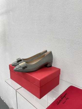漆皮 舒适 平底蝴蝶结 经典五金扣件 鎏金工艺 Ferragamo 灰色24 菲拉格慕 平底鞋拖鞋 今期高频曝光 人对Fam刮目相看加上各路明星 更加适合日常着 - 点击图像关闭