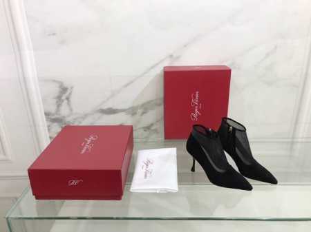 Roger vivier 秋冬新款网纱尖头短靴 本款裸靴以羊京面拼接透气网纱手工制作而成，纯黑色的鞋面透露着它的单调，网纱又展现出它的性感，尖头又显示出它的秀气 - 点击图像关闭
