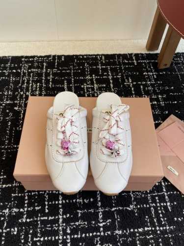 代购级 miumiu 缪缪 25Ss早春新款 走秀新款一脚蹬懒人鞋 德训鞋 半拖 官方春夏走秀新款 时髦百搭 即可咸又可甜 一点也不磨脚 无论光脚穿还是搭配袜子