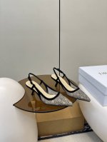 顶级原单 配飞机盒 dior 迪奥 新品猫跟汤钻时尚凉鞋 新品烫钻小猫跟凉鞋 经典的迪奥藤格纹元素 时尚必备款舒适感真的极极好 面料网纱+汤钻 内里采用原单订制