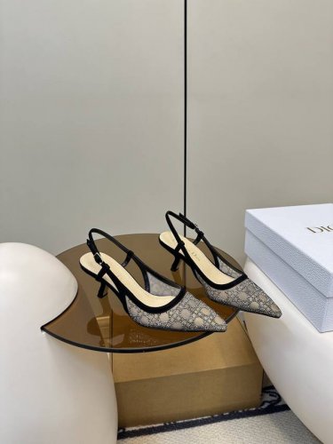 顶级原单 配飞机盒 dior 迪奥 新品猫跟汤钻时尚凉鞋 新品烫钻小猫跟凉鞋 经典的迪奥藤格纹元素 时尚必备款舒适感真的极极好 面料网纱+汤钻 内里采用原单订制