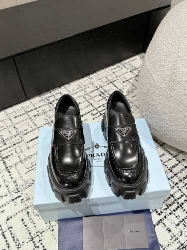PRADA 普拉达经典三角标 厚底乐福鞋 这款厚底皮质大家可以看到与经典款有微微不同～这款采用的是哑光开边珠牛皮 如果不喜欢亮面的 可以选这款 相对来说低调一点