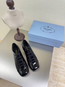 漏脚背 绑带单鞋 Prada 方圆跟 3.5 Cm 简约设计 搭配三角标 Logo 的设计和简约的线条 很有格调 简单纯粹得色调 原版开模 舒适炸街 黑色小牛漆