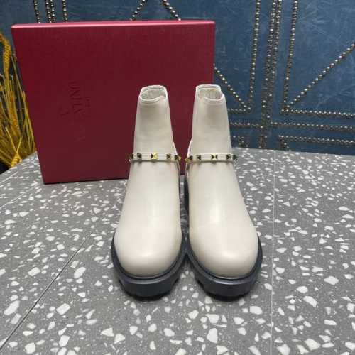 华伦天奴Valentino 专柜新款 顶级版本 ①面料 ：牛皮 ②内里：羊皮里 羊皮垫脚 ③跟高：5cm ④码数：35-41 40.41 定做 不退换 ⑤价格：