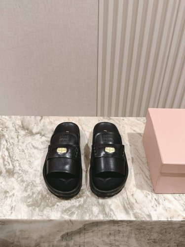 拖鞋 225 缪 缪 新款凉拖系列上新 巴黎时装周最新走秀款 舒适度与时髦度并存的开挂全新系列 圆头设计搭配不同风格需求 鞋面 原版定制羊皮 内里: 原版定制羊