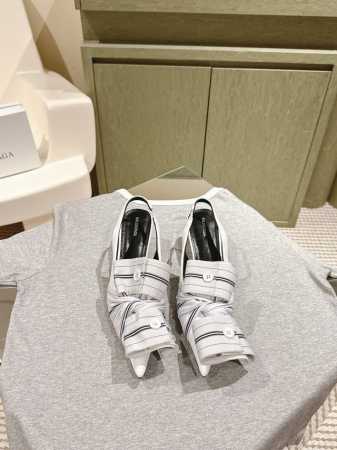 拖鞋 单鞋 224 专柜精品走秀款 巴黎世家 Balenca*A 新款真丝布个性衣扣单鞋系列！这款鞋型是淑女尖头单鞋上脚美爆又百搭 Ins爆款 原版购入开模，定 - 点击图像关闭
