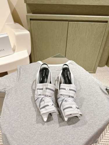 拖鞋 单鞋 224 专柜精品走秀款 巴黎世家 Balenca*A 新款真丝布个性衣扣单鞋系列！这款鞋型是淑女尖头单鞋上脚美爆又百搭 Ins爆款 原版购入开模，定
