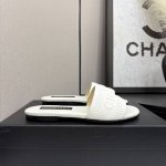 2025 众多明星网红上脚 国内外博主刷爆的一个百搭系列 春夏衣橱搭配必备 凉鞋首选. 鞋面 羊皮 内里: 进口水晶羊皮内里 大底 原版开模定制真皮大底 鞋码:
