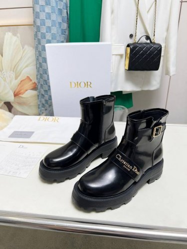Dior 迪奥2024ss 新款秋冬英伦风布洛克厚底马丁靴 楦型百搭瘦脚yyds.造型立体饱满，帅气十足 上脚舒适 一款非常复古风、气场十足单品！ 设计风格非常