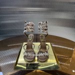 顶级版 r C 2025S 重工Rcbouquet 蝴蝶花朵水钻缎面高跟鞋 商品描述 层叠错落的彩色蝴蝶渲染如画 蔚蓝的天空定格此刻浪漫 写意优雅精致格调 内里