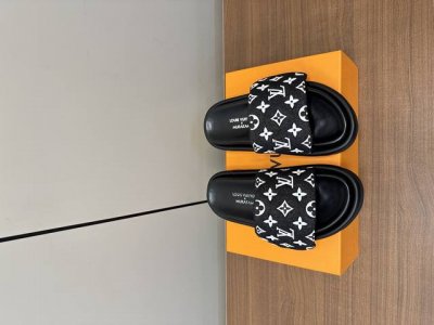 lv 2025春夏新款魔术贴拖鞋 louis Vuitton Ss25 New Arrival lv2025春夏新款 三彩老花魔术贴面包拖鞋 louis Vui
