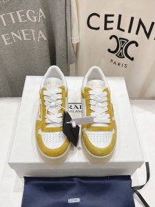 高版本出厂 prada 普拉达 25ss新款系带厚底小白鞋休闲运动鞋这款运动鞋延续经久不衰的轮廓，是新款经典单品采用小牛 精心制作， 提升格调 款式轻盈，四季皆