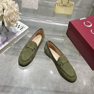 1819-1 绿G 35-42 Gucci Jordaan系列乐福鞋这一标志性鞋款焕新登场，融入Gg帆布，延续经典，跨越四季，为2025春夏系列再添亮眼力作。