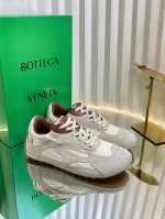 刘雯同款Bottega Veneta火爆新款运动鞋休闲鞋徳训鞋 bv 90年代复古风格为灵感 鞋面选用麂皮+防水布面料 呼应品牌标志性Intrecciato编织