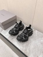 冲量价: Balenciaga 巴黎世家登山鞋老爹鞋 巴黎Hike的特点包括可调节的鞋面绳索细节 宽大的外底纹理以及延长的尖头设计 绳索不仅为鞋面增添了层次感