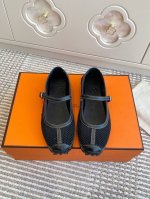 Hermes爱马仕Kichu系列玛丽珍芭蕾舞鞋 顶级品质 钩针编织和小牛皮芭蕾舞鞋，鞋底饰有经典Medor铆钉。 时尚而复古的几何图形设计，打造舒适前卫风格。