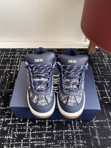 代购级 Dior 25Ss 新色面包鞋迪奥运动跑鞋 新款运动鞋 以现代线条彰显时尚风范，为男士潇洒造型平添一抹大胆格调。 B9S运动鞋动感十足而不失优雅，将轻盈