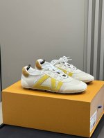 lv Ss25 New Arrival 从足尖来到街头 在 Balletcore 演变的关键节点 Lv用名为 Lv Sneakerina 的鞋款 给出了柔软之外