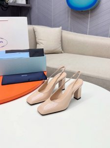 PRADA 普拉达 2025早春新款粗跟方头凉鞋单鞋简单的设计大概就是它最让人喜欢亮点，不是烂大街的那种 很有自己的品牌个性 单鞋出厂价 凉鞋250 _____