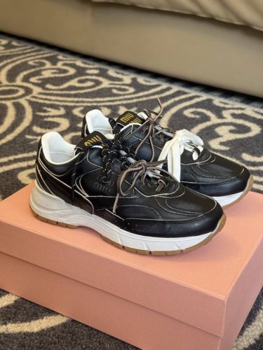 出厂价p miumiu X Nb又有了新的联名球鞋 之前的Miu Miu X New Balance 联名鞋子火的一塌糊涂 这次又来了老爹鞋款 新的联名系列啦