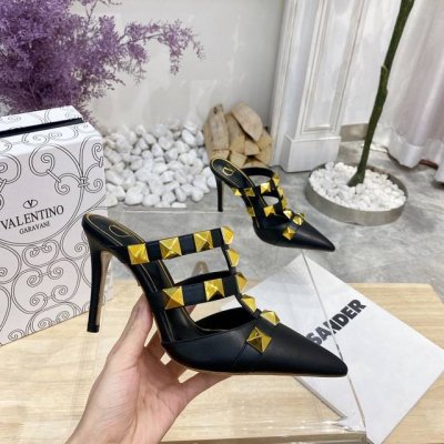 valentino 华伦天奴春夏新品铆钉鞋上新 最新金色大铆钉元素 满满的高级感 ！时尚度爆棚 跟高: 9.5Cm 鞋面：亚光羊皮 内里: 羊皮里 大底：意大利