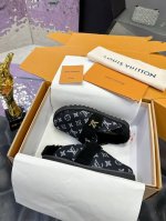 工厂价： 情侣款毛拖 Lv专柜新款毛拖 百分百真皮真羊毛 半拖winterbreak comfert 平底拖鞋 LV 字母和Monogram 花卉点缀图案的皮面