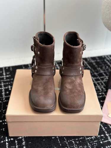 经典爆款 Miu Miu 经典走秀早秋机车靴 粗跟皮带扣复古机车西部靴子系列 夏天都可以穿的靴子来了 王炸款 整体设计透露着波希米兰的随性和洒脱 极具特色的缠绕