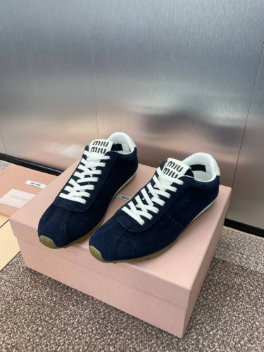 工厂价 Miumiu 2024高定系列走秀新款系带休闲运动女鞋 缪缪明星同款字母Logo圆头拼色阿甘跑鞋 材质 鞋面进口小牛皮 进口羊猄皮+水染羊皮内里+原版开