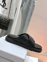 皮里 毛里 迪奥春夏最新款凉鞋、超多明星网红种草、经典的版型设计上迪奥Logo丝印点缀、超好看超百搭、上脚非常柔软。 鞋面进口牛皮材质 内里羊毛里羊皮里可选 正